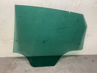 SEAT IBIZA 6J 2008-2017 - PRAVÉ ZADNÍ SKLO DVEŘÍ - 2