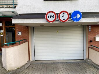 Pronájem garážového stání, 12 m2, ul. Slavníkova 2386/11, Pr - 2