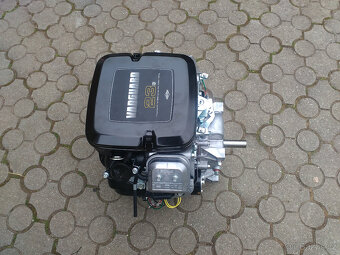 Dvouválcový motor Briggs Stratton Vanguard 23 HP - 2