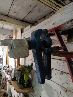 Stará masivní svěrka / ruční šroubový lis - 2