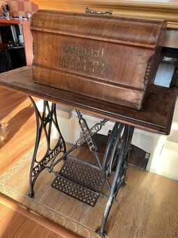 Americký šicí stroj White S.M.C. - 2