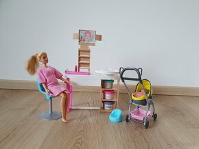 Barbie salon krásy, panenka Barbie, miminko v kočárku - 2