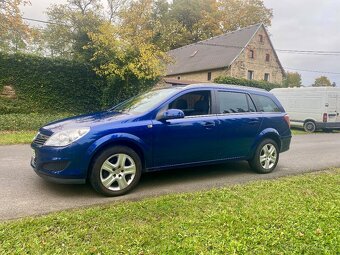 OPEL ASTRA 1,6 benzin RV 2010 VELMI PĚKNÉ - 2