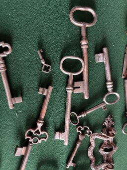 Staré klíče,zámky,kování - 2