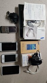 Sbírka starších telefonů Samsung a Asus - 2
