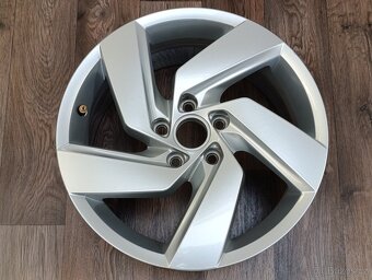 5x112 Volkswagen 7,5Jx17 ET51 RICHMOND číslo 5H0601025E alu - 2