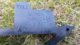 Mercedes GLC C253 W253 2016 - okular drziak predne celo - 2