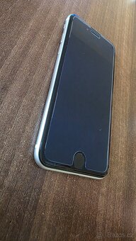 iPhone SE 2020 64 GB - 2