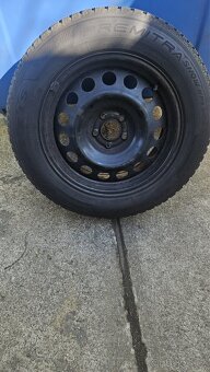 Zimní pneu 215/65 R 17 s plechovým diskem - 2