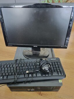 starý počítač, monitor, klávesnice, myš, reproduktory - 2