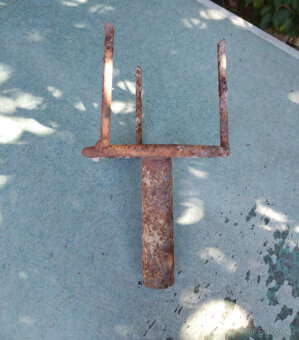 KOVOVÝ zapichovací stojan na slunečník s hroty na trávník - 2