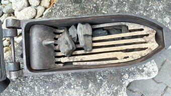 Obrovská komínová velmi stará sbírková žehlička D.R.G.M. - 2