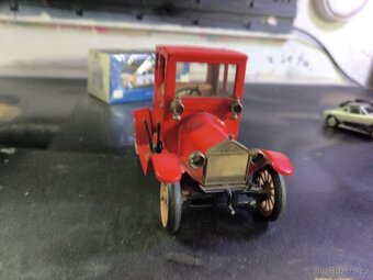 Starý model autička Ford T zapalovač - 2