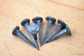 Kované hřebíky, skoby, kramle, excentrické hřebíky atd. - 2