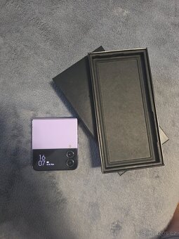 Samsung Galaxy Z Flip4 5G - 2
