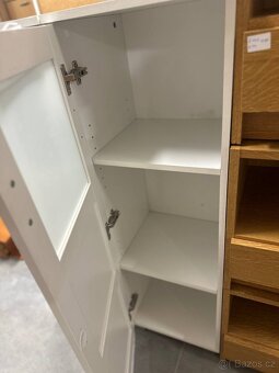 Bílé skříňky se skleněnými dvířky - 2