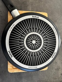 Nová pánev Tefal 28cm (drobná poškození) - 2