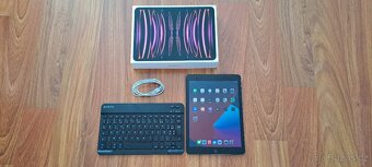 Prodám Apple Ipad 5 Generace 32GB s klávesnici - 2