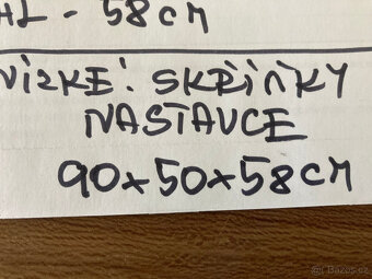 Skříňka nízká bílá s posuvnými dveřmi za 400 kč - 2