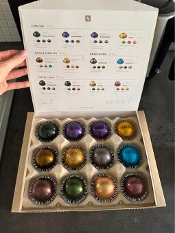 Nepoužitý Kávovar kapslový Nespresso De'Longhi Vertuo POP - 2