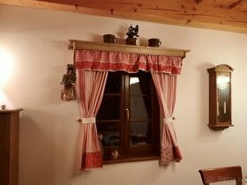 Dřevěná garnýž z masivu s policí na míru. - 2