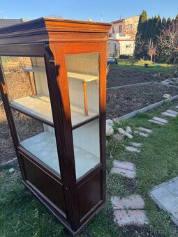 Starožitná vitrina a komoda - 2