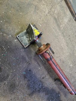 hydraulická pístnice na štípač - 2