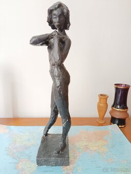 Socha ženy autor E. Macků - 2