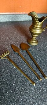 Mosazný džbánek s nářadím - 2