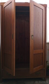 Dřevěná starožitná skříň - 2