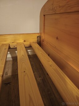 Dřevěná postel. - 2