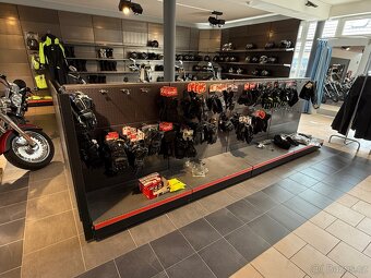 Regál kovový z obchodu - 2