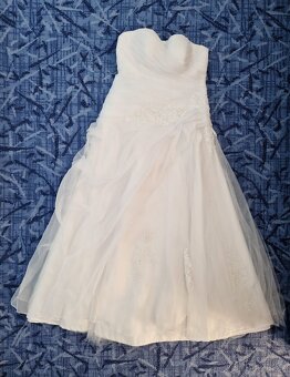 Svatební šaty, boty, květiny - 2