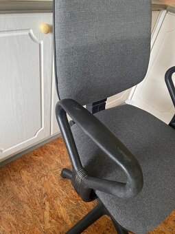 Kolečková kancelářská židle - 2