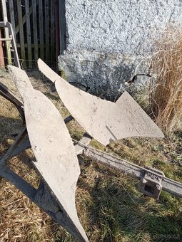 Historický dvojradličný pluh – zemědělský nástroj Aktivní in - 2