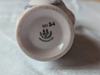 Vázička z růžového porcelánu s květy, Chodov - 2