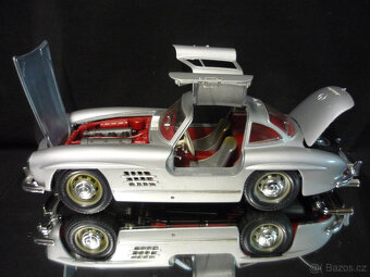 Mercedes Benz 300 SL stříbrný Bburago 1/18 - 2