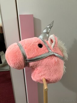 Kůň - jednorožec na tyči - 2