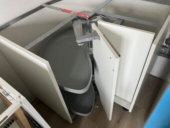 Rohová kuchyňská skříňka s otočným mechanizmem - 2