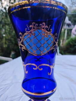 Modrá skleněná váza s ornamentem - 2
