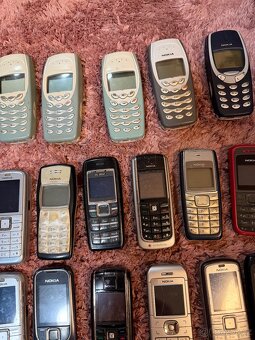 30 kusů retro mob.telefonu - 2