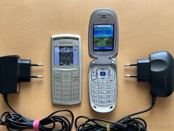 Samsung SGH-X820 a Samsung SGH-X450 - 2