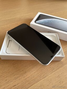 iPhone XR 64GB bílý, baterie 90% - 2