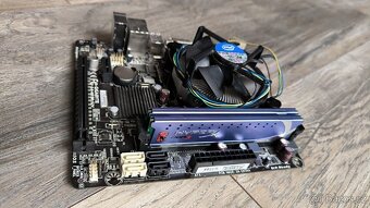 Gigabite GA-81M - S2V DDR3 - 2