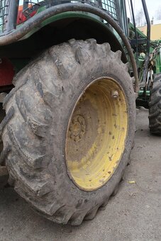 Traktor John Deere s lesnickou nástavbou - 2