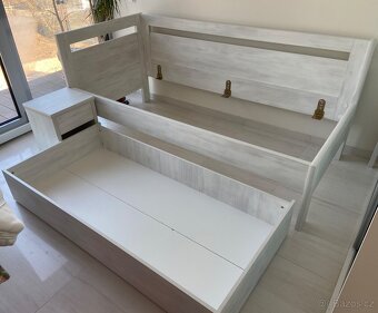 Postel 90x200 cm s polohovacím roštem, stolkem a šuplíkem - 2