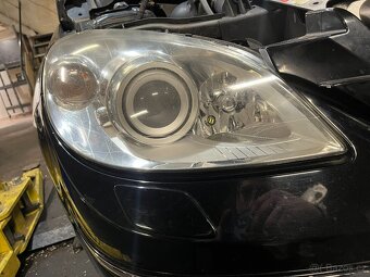 //Pravý xenon Mercedes Benz W245 // - 2