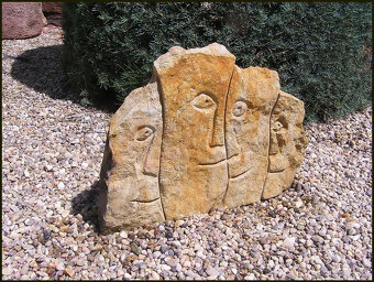 PLASTIKA Z PÍSKOVCE -  RODINA 4 - 2