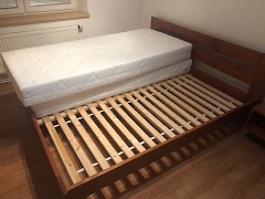 Prodám manželskou postel 180 x 200 cm z masivu - 2