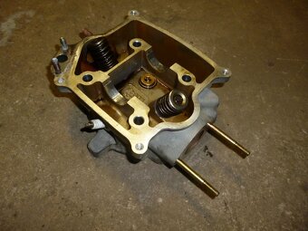 Kymco Xciting 300i. Hlava.  od 2009 - 2